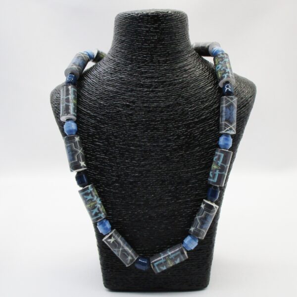 Collar Elegante de Cuentas Tubulares y de Barril en Tonos de Azul